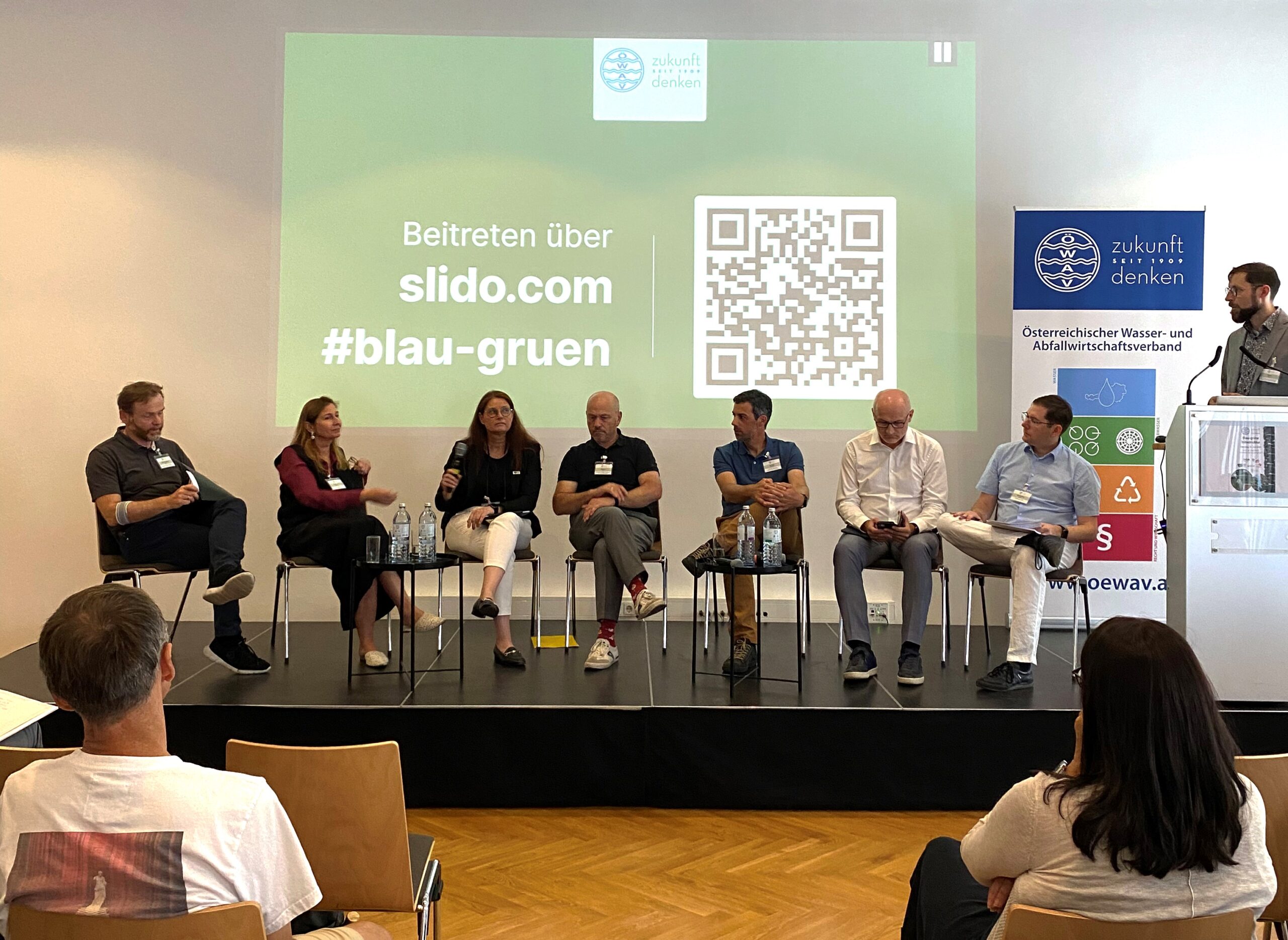 Angelika Rauch Am Podium Beim ÖWAV-Seminar Zu Blau-grüner Infrastruktur