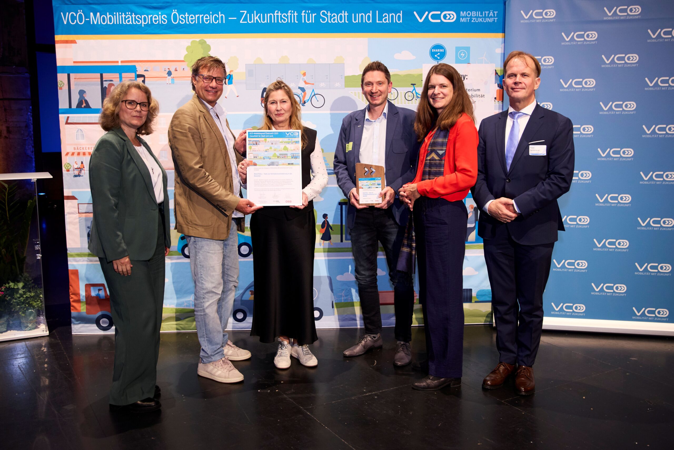Das Foto Zeigt Das Team Bei Der Übergabe Des Preises Und Der Urkunde.